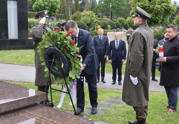 Plenković položio vijenac na grob Gojka Šuška povodom obljetnice njegove smrti