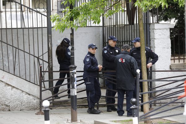 Paljenje svijeća ispred škole u Beogradu