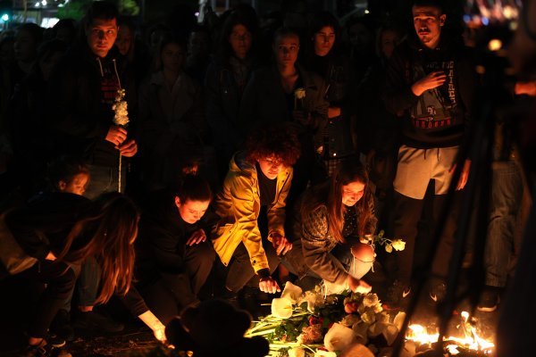 Svijeće i cvijeće za žrtve u Beogradu