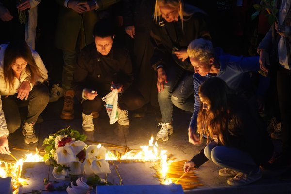Brojni građani pale svijeće na Cvetnom trgu za stradale u masakru