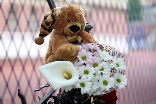 Suze i zapaljene svijeće ispred škole gdje je ubijeno osam učenika i zaštitar