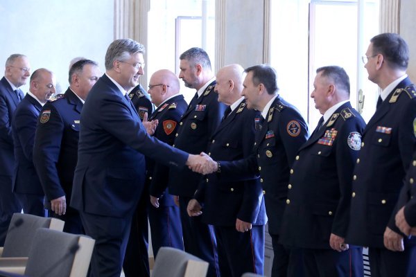 Predsjednik Vlade Plenković s predstavnicima Hrvatske vatrogasne zajednice