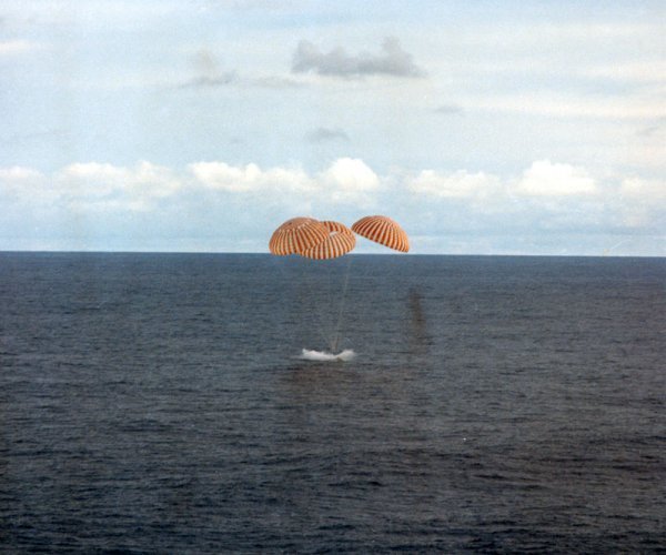 Posada Apolla 13 susrela se s poteškoćama te se nakon iznimno opasnog putovanja ipak uspješno vratila na Zemlju