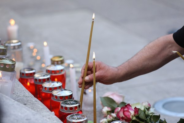 Zagrepčani pale svijeće u znak podrške Beogradu