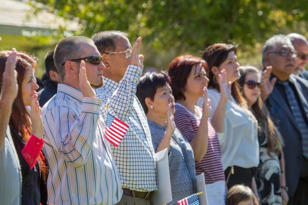 Imigranti polažu zakletvu vjernosti tijekom ceremonije naturalizacije