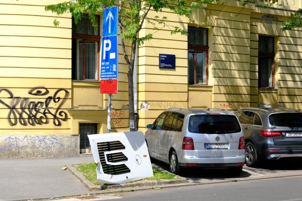 Sudar autobusa njemačkih registracija i tramvaja kod hotela Esplanada u Zagrebu
