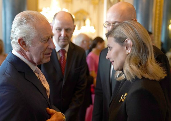 Olena Zelenska u razgovoru s kraljem Charlesom