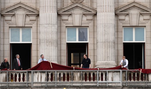 Završne pripreme na balkonu Buckinghamske palače