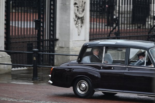 Princ Andrew napušta Buckinghamsku palaču