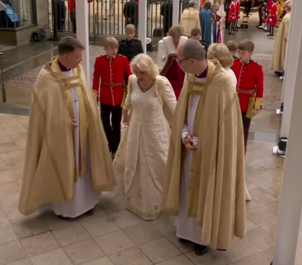Kraljica supruga Camilla ulazi u Westminstersku opatiju