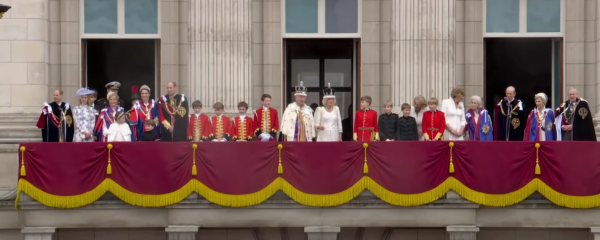 Kraljevska obitelj na balkonu Buckinghamske palače
