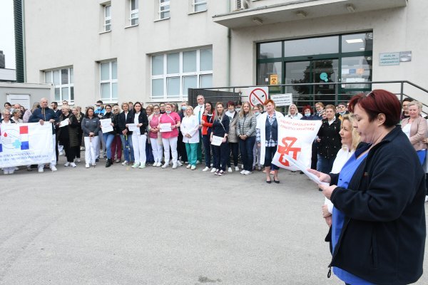 Prosvjed medicinskih sestara i tehničara ispred Opće bolnice Sisak
