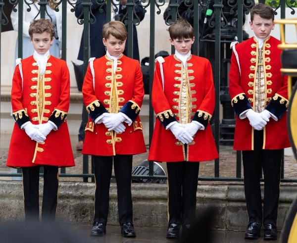 Princ George i počasni paževi u uniformama