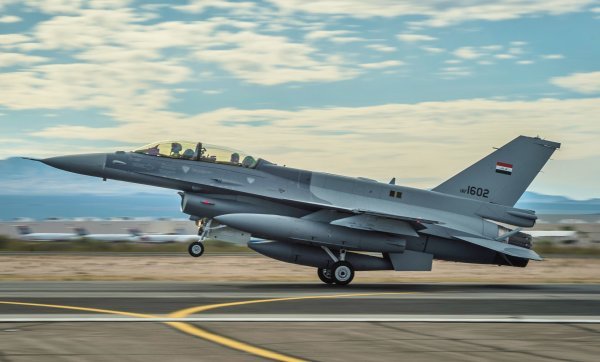 Polijetanje iračkog F-16IQ iz baze Balad
