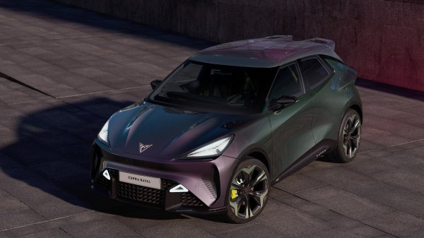 Cupra Raval je urbani, buntovan i potpuno električni automobil, a sada će imati svoju premijeru u maskirnom obliku
