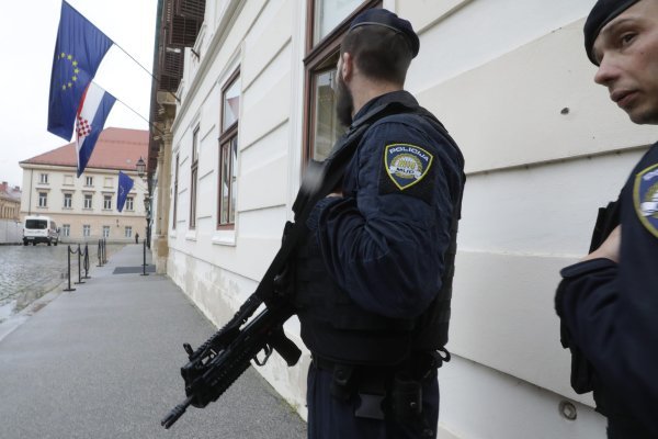 Interventna policija ispred Banskih dvora