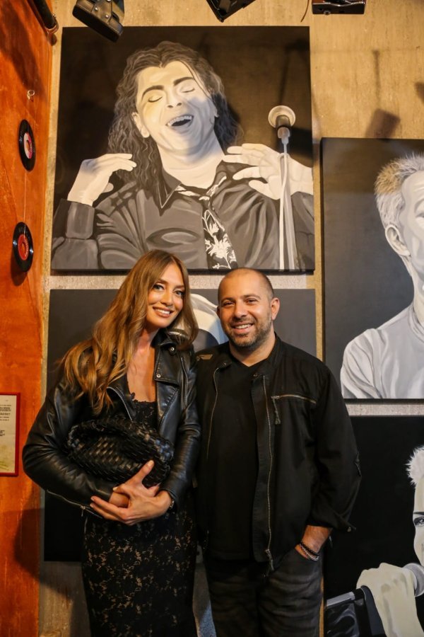 Autorica Jasminka Škalić i Kristijan Rahimovski kraj portreta Akija Rahimovskog