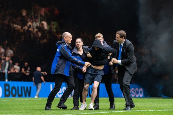 Neredi na utakmici Groningen - Ajax