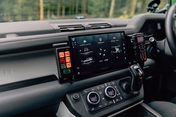 Land Rover defender 130 Iima 4G povezanu antenu, telefon, VHF radio i telematski sustav s GPS praćenjem