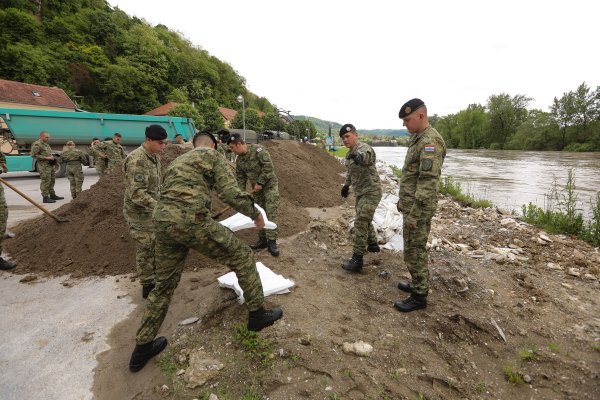 Hrvatski vojnici u Hrvatskoj Kostajnici