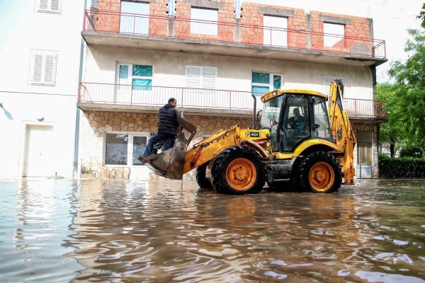 Povlači se voda u Obrovcu, građani spašavaju stvari