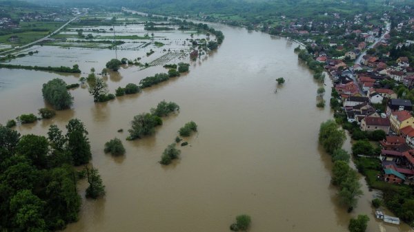 Pogled iz zraka na rijeku Unu kod Hrvatske Kostajnice
