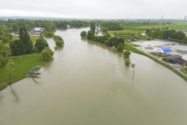 Pogled iz zraka na visok vodostaj rijeke Korane kod Karlovca