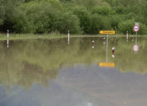 Razlile se rijeke Plitvica i Bednja na nekoliko lokcija