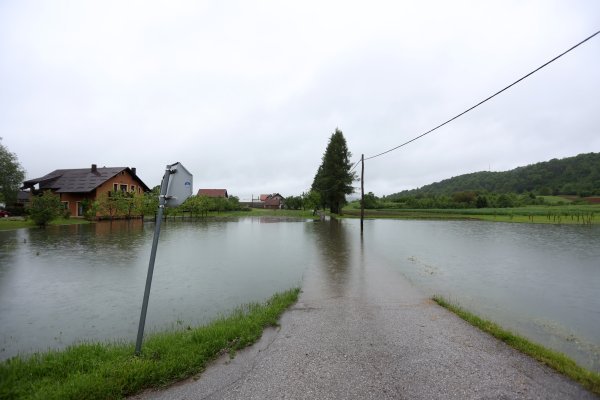 Ogulin: Rijeka Dobra izlila se na državnu cestu 42