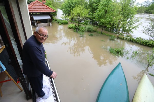 Izvanredno stanje na rijeci Mrežnici, voda ušla u kuće
