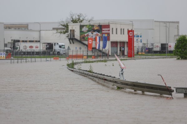 U naselju Selce rijeka Kupa izlila se iz korita i poplavila cestu