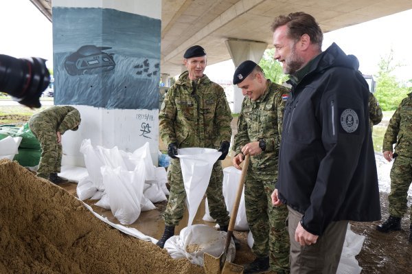 Ministar Banožić obišao vojnike koji pomažu na obrani od poplava