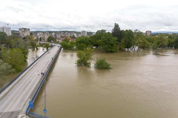 Korana se izlila iz korita kod Karlovca