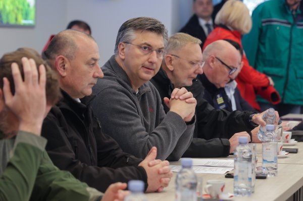 Andrej Plenković održao radni sastanak s ministrima, lokalnom zajednicom i nadležnim službama