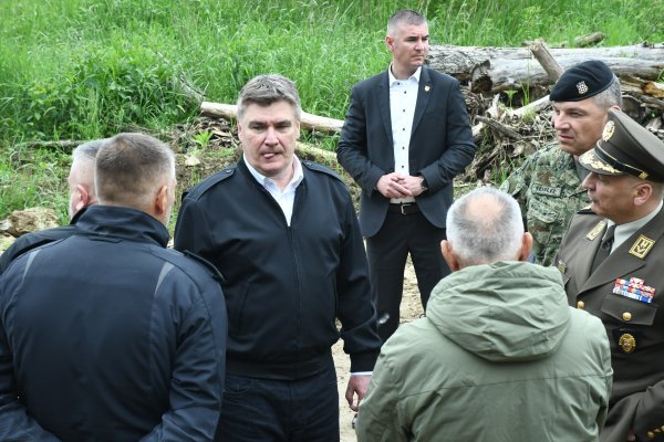 Brest Pokupski: Zoran Milanović obišao vojsku koja pomaže u obrani od poplave