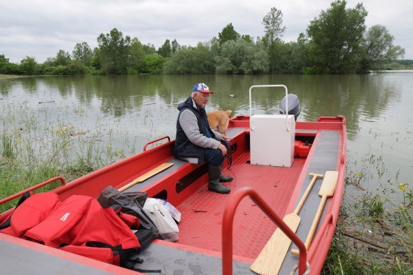 Vatrogasci i Crveni križ dostavljaju kruh građanima koji su u svojim kućama