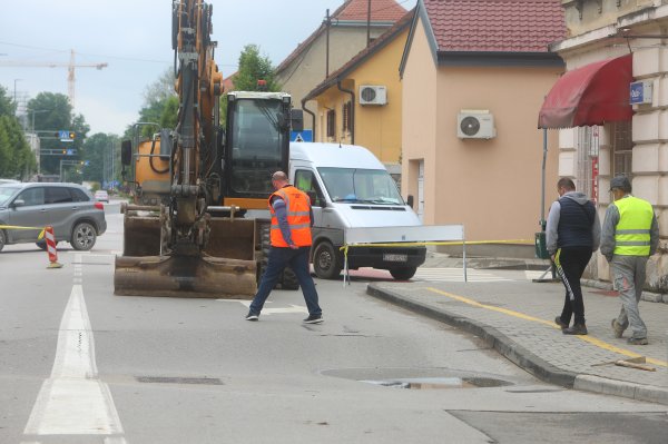 Zbog obilnih kiša došlo je do ulegnuća ceste u središtu Karlovca