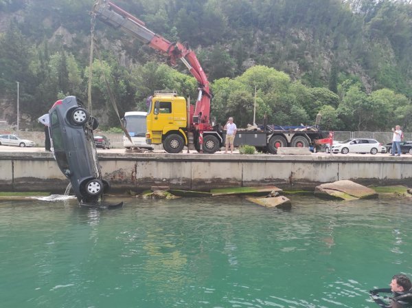 Auto u moru kod Dubrovnika