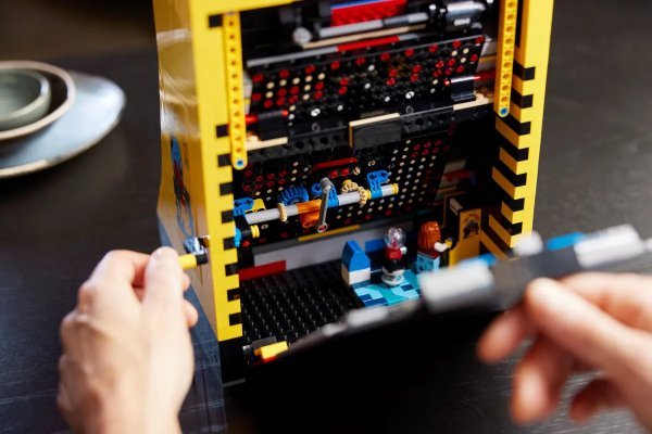 Unutar Lego arkade nalazi se mala vinjeta ženske mini figure koja igra Pac-Mana na arkadi