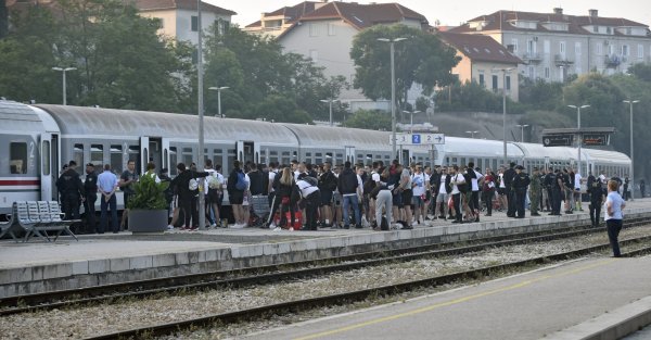 Hajdukovi navijači vlakom su krenuli na utakmicu finala kupa u Rijeku