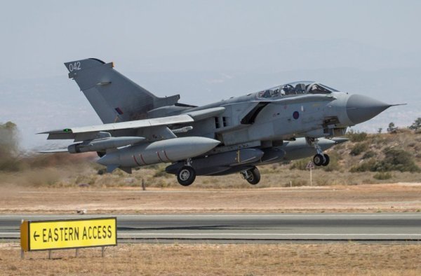 Britanski Tornado naoružan s dva Storm Shadowa
