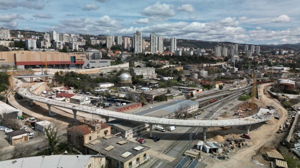 Viadukt Piopi s pogledom na staru rafineriju u Rijeci