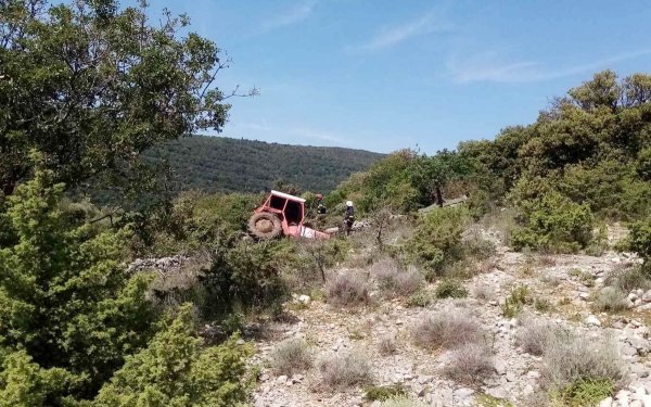 Prevrnuti kombi s maturantima kod Labina