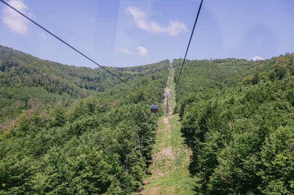 Pogled na toranj i vidikovac iz žičare