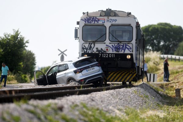 Vlak naletio na automobil kod Šibenika
