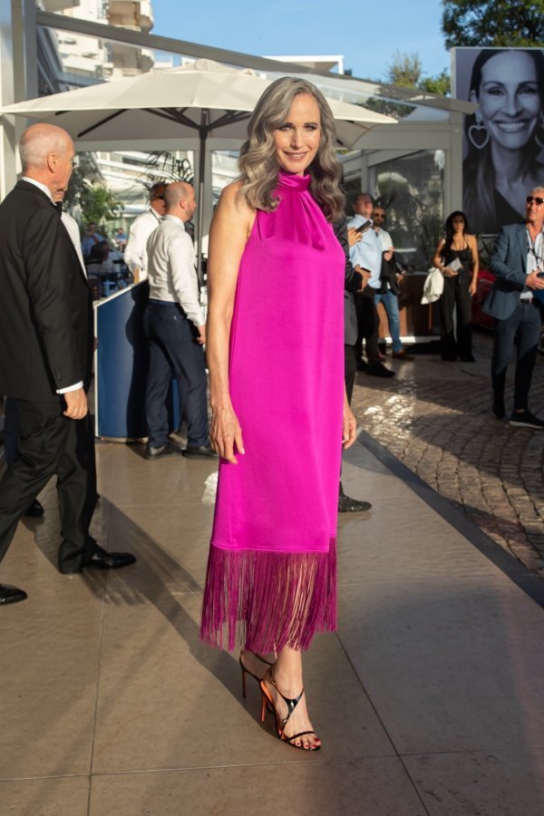Blista u ružičastom: Andie MacDowell ponosno istaknula sijede uvojke