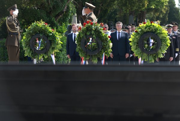 Državni dužnosnici položili vijence na Mirogoju u povodu Dana Hrvatske vojske
