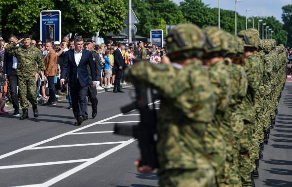 Milanović obišao izloženu opremu i naoružanje HV-a na Jarunu