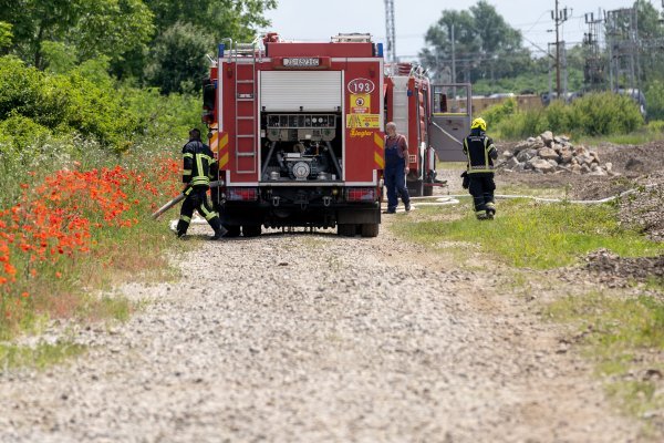 Požar drvenih pružnih pragova na ranžirnom kolodvoru