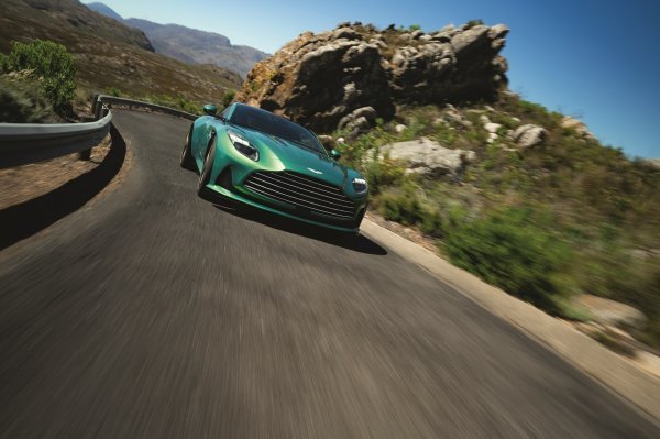 Aston Martin DB12